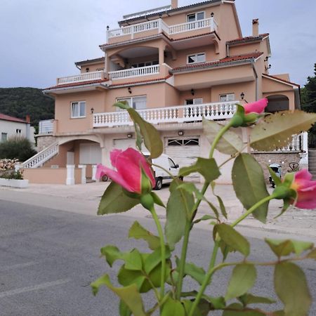 Apartments Mig - With Beautiful Garden Супетарська Драґа Екстер'єр фото