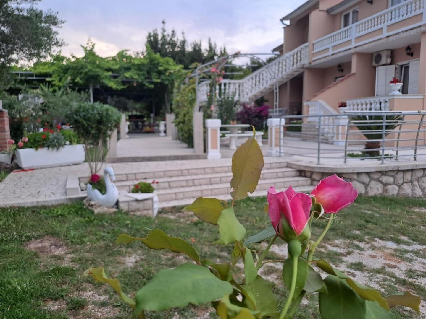 Apartments Mig - With Beautiful Garden Супетарська Драґа Екстер'єр фото