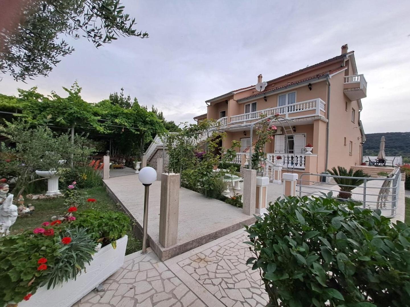 Apartments Mig - With Beautiful Garden Супетарська Драґа Екстер'єр фото